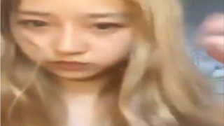 一頭金髮卻感覺清純的女孩沒穿內褲大展一字馬 一頭金髮卻感覺清純的女孩沒穿內褲大展一字馬