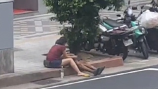 光天化日下驚見林森X路邊有女子幫遊民打手槍鬧上新聞! 光天化日下驚見林森X路邊有女子幫遊民打手槍鬧上新聞!