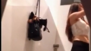 正妹在更衣室內騷首弄姿以增自信 2 正妹在更衣室內騷首弄姿以增自信 2