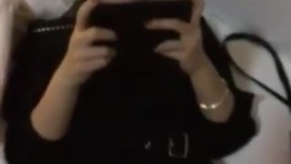 女友被幹的無動於衷還玩著手機 女友被幹的無動於衷還玩著手機