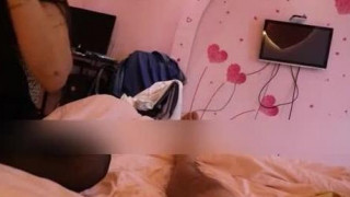 媳妇一人赴约夫妻交换因有事变成3P 媳妇一人赴约夫妻交换因有事变成3P