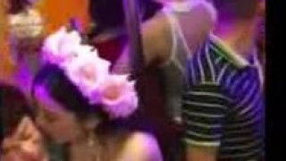 實拍火爆夜場婬亂場面 極品胸模衹要給錢任由你摸奶拍照 大媽也給錢上去摸是什麼意思 實拍火爆夜場婬亂場面 極品胸模衹要給錢任由你摸奶拍照 大媽也給錢上去摸是什麼意思