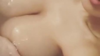 正妹自拍水中放空\\"渾圓乳\\ 正妹自拍水中放空\\"渾圓乳\\