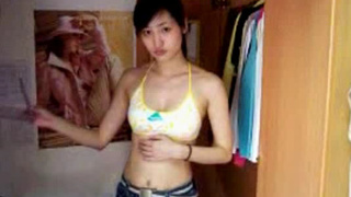 大學學妹試穿內衣 還調皮的展示自己奶子真可愛 大學學妹試穿內衣 還調皮的展示自己奶子真可愛