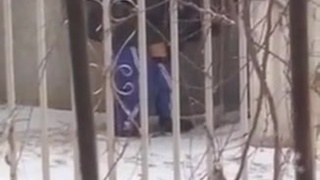 偷拍兩學生雪地裡在別人家門口冒冷打野戰 偷拍兩學生雪地裡在別人家門口冒冷打野戰