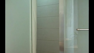 超極品美女模特被攝影師花錢在酒店里邊拍寫真邊操 超極品美女模特被攝影師花錢在酒店里邊拍寫真邊操