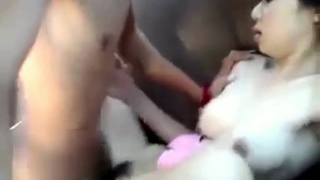 狗公腰的男友把小正妹女友帶上車開嫩鮑 狗公腰的男友把小正妹女友帶上車開嫩鮑