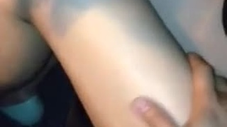 想坐我的名車就讓我摸一把!男子鹹豬手不斷再她大腿上游移:濃密森林暗藏粉紅細縫 想坐我的名車就讓我摸一把!男子鹹豬手不斷再她大腿上游移:濃密森林暗藏粉紅細縫