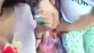 伴娘被逼玩奶溝吸糖 伴娘被逼玩奶溝吸糖