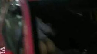 大街边的车震 完全不在乎路人 大街边的车震 完全不在乎路人