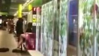 地铁站里大方做爱 真屌 地铁站里大方做爱 真屌