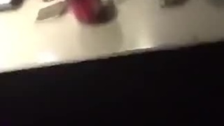 為進夜店 辣妹對櫃台露奶 為進夜店 辣妹對櫃台露奶