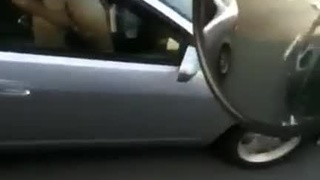 女乘客屁股抬高...上下低頭吃駕駛的大香腸...駕駛邊開車邊使出金手指摳弄( 女乘客屁股抬高...上下低頭吃駕駛的大香腸...駕駛邊開車邊使出金手指摳弄(