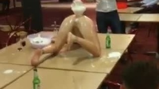 洋妹表演人體噴水池 洋妹表演人體噴水池