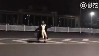 南宁20岁大学生裸奔视频 想要完整版 转发起来 南宁20岁大学生裸奔视频 想要完整版 转发起来