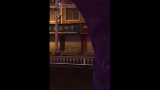 這是在哪!晚上酒醉女當街脫衣路人圍觀 這是在哪!晚上酒醉女當街脫衣路人圍觀