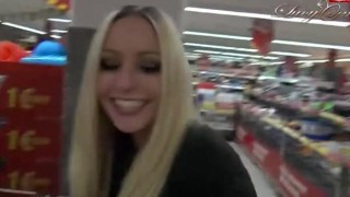 …erstmal zu Penny - denn die geile Lucy ist schon da… …erstmal zu Penny - denn die geile Lucy ist schon da…