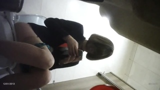 邪惡的經典偷拍鏡頭!櫃姐一邊尿尿一邊還能幹嘛?私密時刻偷偷曝光害我一看再看 邪惡的經典偷拍鏡頭!櫃姐一邊尿尿一邊還能幹嘛?私密時刻偷偷曝光害我一看再看