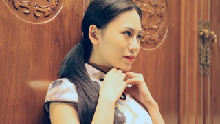 美女穿旗袍脫下後是沒有內衣褲遮蔽 身形十分唯美 美女穿旗袍脫下後是沒有內衣褲遮蔽 身形十分唯美