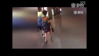 妳家停水?女子商場噴水池全裸沐浴!路人圍觀拍照報警:限制級的人體藝術? 妳家停水?女子商場噴水池全裸沐浴!路人圍觀拍照報警:限制級的人體藝術?