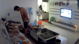 在客廳跟小姨子玩遊戲,剛玩玩兒子就跑來,真是嚇死本寶寶了 在客廳跟小姨子玩遊戲,剛玩玩兒子就跑來,真是嚇死本寶寶了