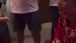 成人遊戲!命令新娘品嚐「敏感雞」一靠近就滴下白色液體:正準備開始品嚐就... 成人遊戲!命令新娘品嚐「敏感雞」一靠近就滴下白色液體:正準備開始品嚐就...