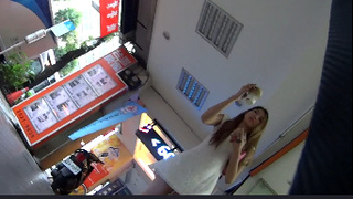 真‧偷拍神人!!街上看到穿短裙的正妹 情不自禁又想一探褲褲多騷 3 真‧偷拍神人!!街上看到穿短裙的正妹 情不自禁又想一探褲褲多騷 3