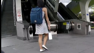 偷拍路邊正妹的裙底風光!一臉清純的她沒想到裙子裡面這麼騷!兩片肉讓我「雞昂」啊!2 偷拍路邊正妹的裙底風光!一臉清純的她沒想到裙子裡面這麼騷!兩片肉讓我「雞昂」啊!2