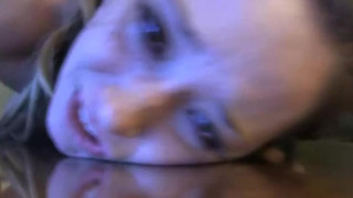 女の子はテーブルで激しく犯されました 女の子はテーブルで激しく犯されました