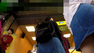 真‧偷拍神人!!街上看到穿短裙的正妹 情不自禁又想一探褲褲多騷 2 真‧偷拍神人!!街上看到穿短裙的正妹 情不自禁又想一探褲褲多騷 2