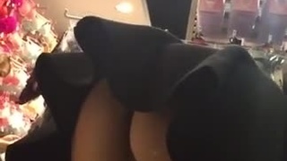 短裙店員好心介紹商品…一彎腰竟然沒穿內褲鮑魚全都露! 短裙店員好心介紹商品…一彎腰竟然沒穿內褲鮑魚全都露!