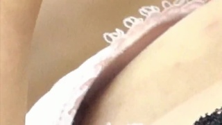 展場小模走光!急忙遮右邊的相機...左邊的民眾卻拍得一清二楚:清晰可見的黑珍珠 展場小模走光!急忙遮右邊的相機...左邊的民眾卻拍得一清二楚:清晰可見的黑珍珠