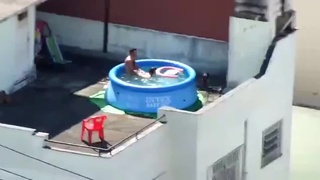 對面頂樓情侶啪啪啪,起身之後讓人很崩潰 對面頂樓情侶啪啪啪,起身之後讓人很崩潰