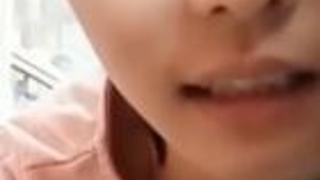 忙裡偷閒? 妹子一邊上班一邊直播 忙裡偷閒? 妹子一邊上班一邊直播