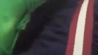 姑娘被蹭到忍不住用手抓了。 这感觉爽 姑娘被蹭到忍不住用手抓了。 这感觉爽