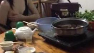 这女的够豪爽,挺对白估计是哪个服务场所带出来l吃宵夜,然后客人不给走才会发生这种情况的。 有个性 这女的够豪爽,挺对白估计是哪个服务场所带出来l吃宵夜,然后客人不给走才会发生这种情况的。 有个性