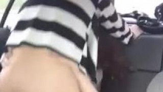 绿帽男都喜欢的一个场景，就是自己开着车，女友和炮友在后座激情。那种为他们服务的感觉体现的淋漓尽致。另外一个类似的体验，就是学生时代，女友约了其他炮友后，自己要骑车把她送到炮友家楼下，之后找个地方等他们完事，再骑车把女友送回家。