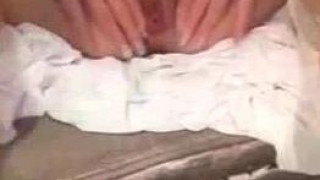 美女脱去丝袜自慰,叫声诱人 美女脱去丝袜自慰,叫声诱人