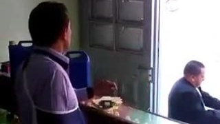 手斷了也要認真顧店 ㄟ等等妳怎麼跪下來了? 手斷了也要認真顧店 ㄟ等等妳怎麼跪下來了?