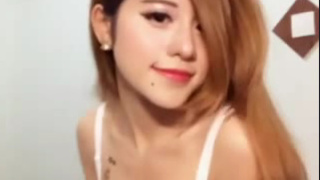 辣妹揉奶摳逼艷舞 內褲都透出裡頭的毛毛了 辣妹揉奶摳逼艷舞 內褲都透出裡頭的毛毛了