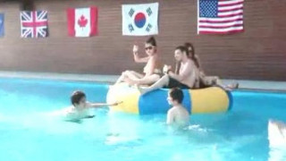 수영장에서 도촬하다 딱 걸림 여자 개 쿨하네 ㅋ 수영장에서 도촬하다 딱 걸림 여자 개 쿨하네 ㅋ