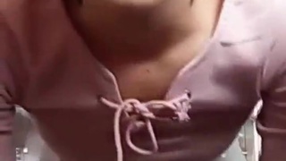 最屌直播!妹子在商場菸酒專櫃一邊賣東西一邊直播福利真不少狼友的禮物沒白刷 最屌直播!妹子在商場菸酒專櫃一邊賣東西一邊直播福利真不少狼友的禮物沒白刷