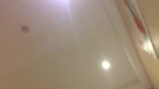 兩個男的找小姐開房,偷偷拍,被小姐發現了 兩個男的找小姐開房,偷偷拍,被小姐發現了