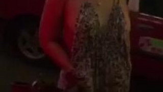 鬼妹在蘭桂坊街頭醉酒露奶 鬼妹在蘭桂坊街頭醉酒露奶