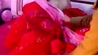 假鬧洞房真把新娘扒光!哀號「不要啊~」胸罩被扯掉...一群人還想再脫褲:老公嚇呆 假鬧洞房真把新娘扒光!哀號「不要啊~」胸罩被扯掉...一群人還想再脫褲:老公嚇呆