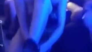 富商胖老總到夜總會尋歡!酒店妹使出渾身解數討小費!全裸騎上小董磨蹭 富商胖老總到夜總會尋歡!酒店妹使出渾身解數討小費!全裸騎上小董磨蹭