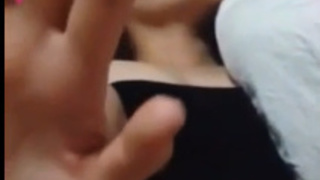 在擋就不繼續了! 才乖乖的把手放下 在擋就不繼續了! 才乖乖的把手放下