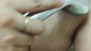 菱叶萦波荷飐风,荷花深处小船通。 逢郎欲语低头笑,碧玉搔头落水中。 菱叶萦波荷飐风,荷花深处小船通。 逢郎欲语低头笑,碧玉搔头落水中。