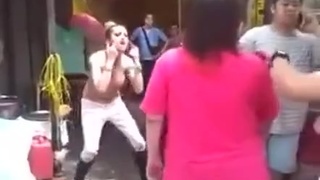 當街脫衣露乳咆哮店員全都錄 當街脫衣露乳咆哮店員全都錄