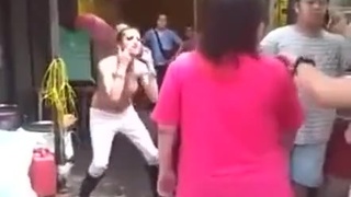 外國妹就是強大上空逛街坦然自如! 外國妹就是強大上空逛街坦然自如!